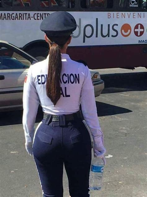 policía tetona